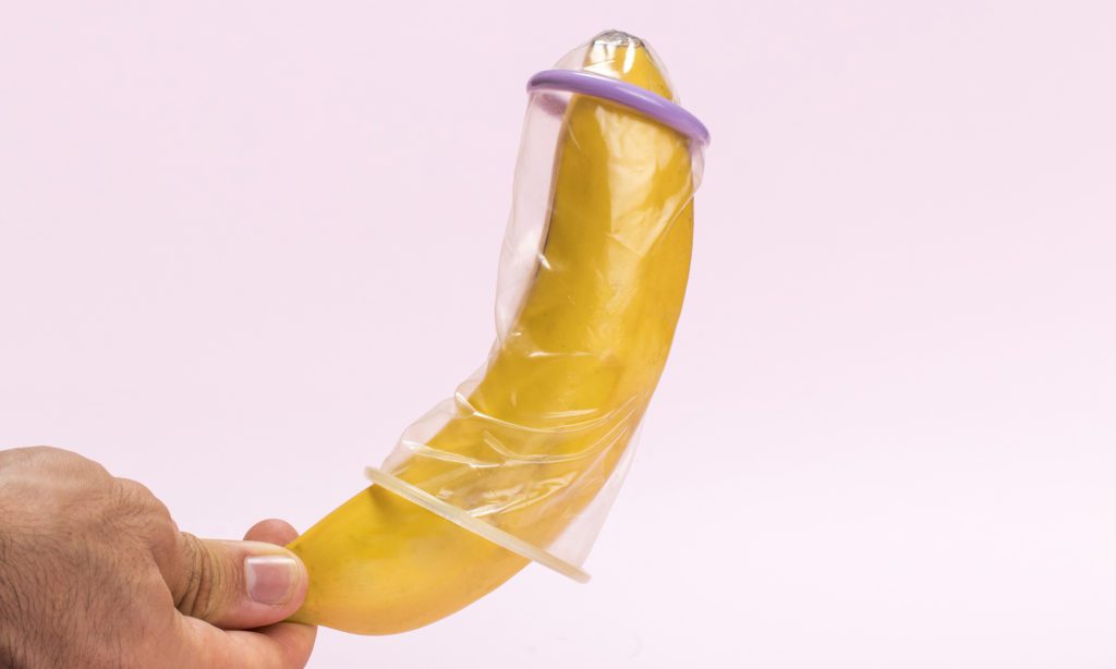 Imagem de uma banana pequena com camisinha