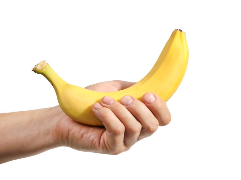 Homem segurando uma banana