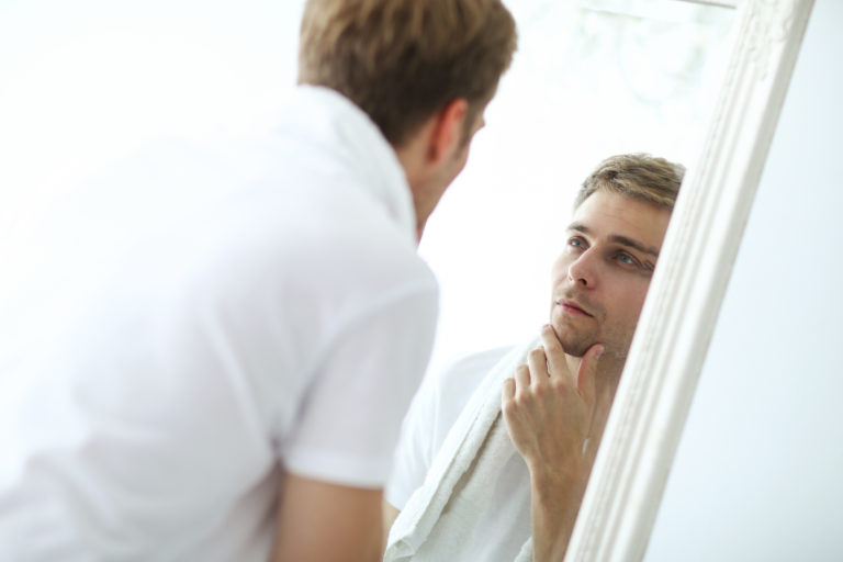 Homem se olhando no espelho