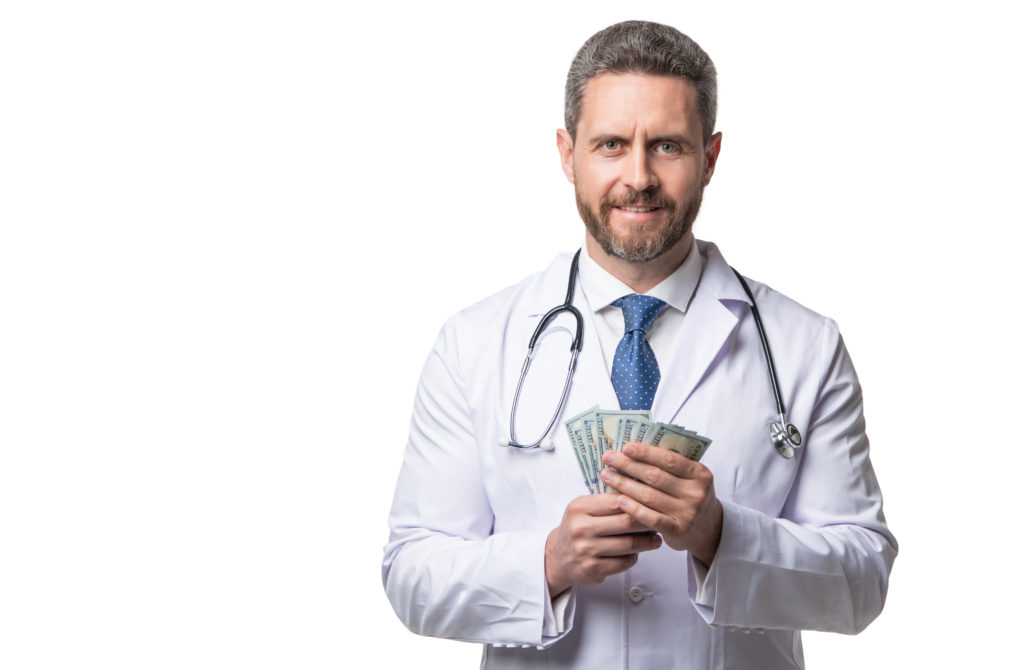 Médico segurando dinheiro