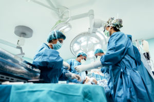 Médicos realizando cirurgia