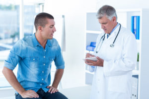 Homem consultando com médico