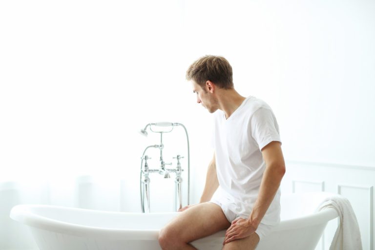Homem sentado em uma banheira