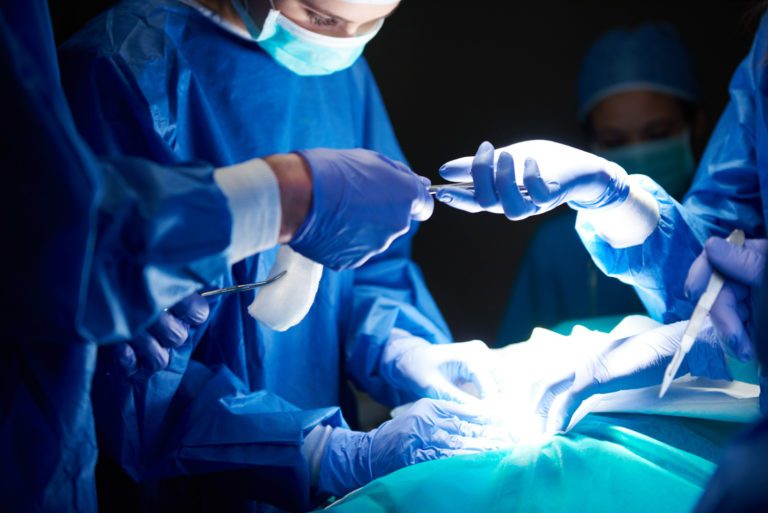 Médicos realizando cirurgia