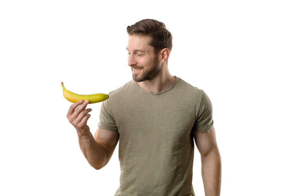 Homem segurando uma banana