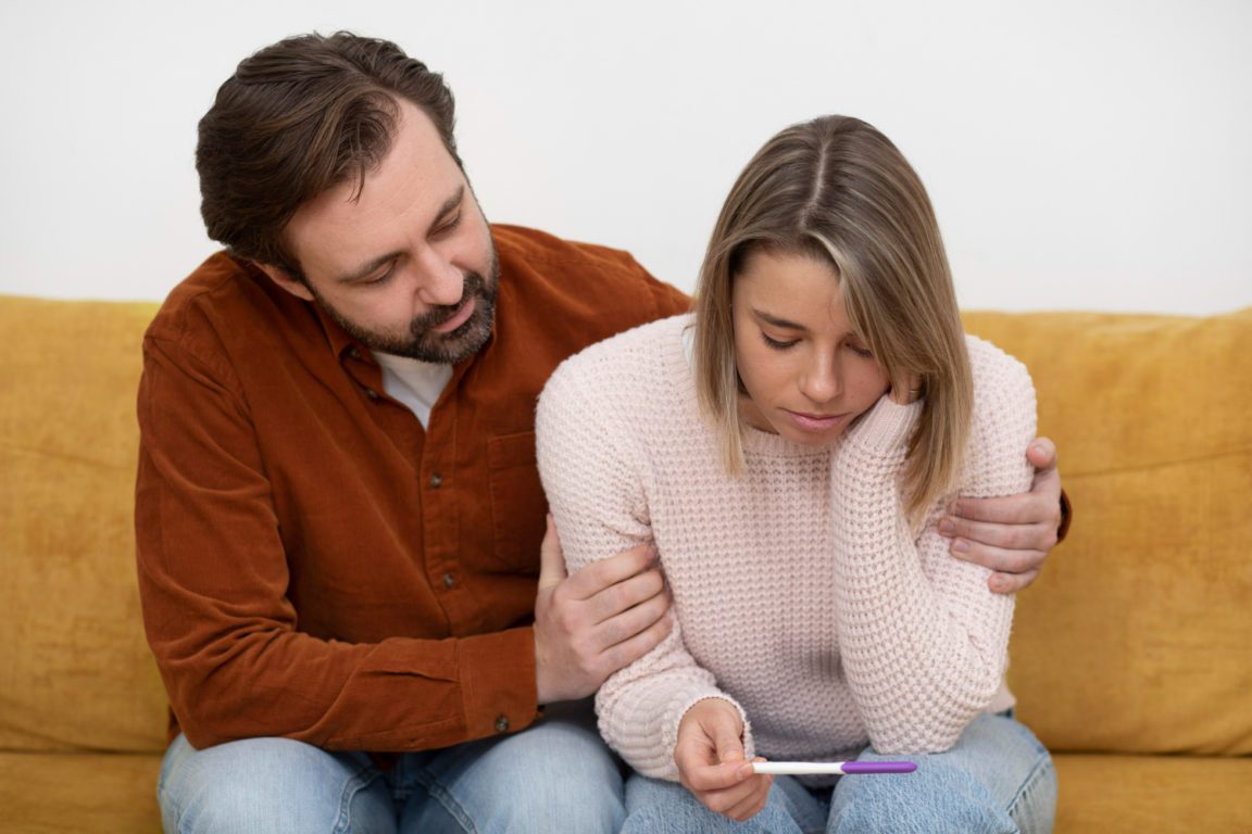 Homem consolando sua esposa que não engravidou