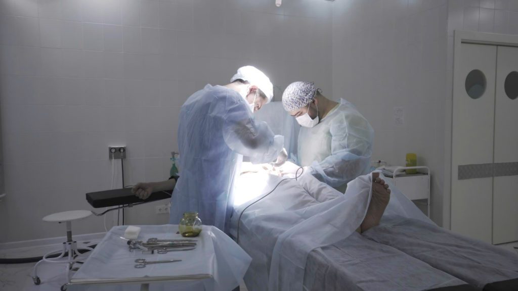 Médicos fazendo circuncisão