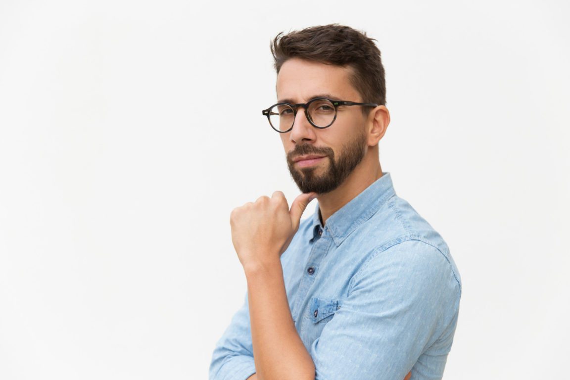 Homem confiante com o aumento do pênis