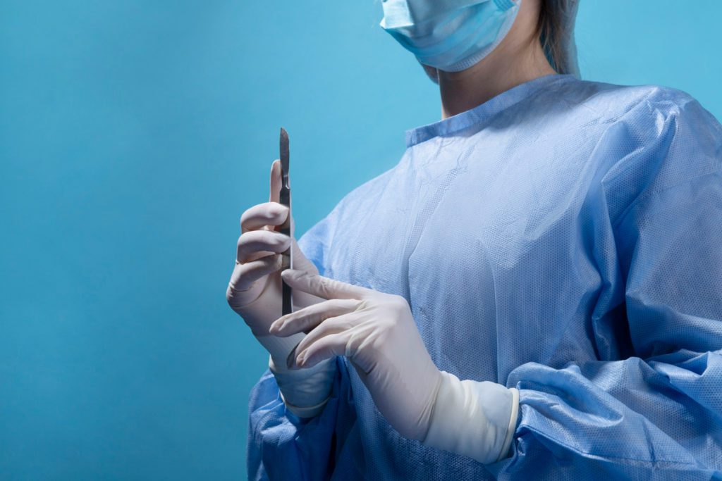 Médico preparando-se para cirurgia plástica peniana