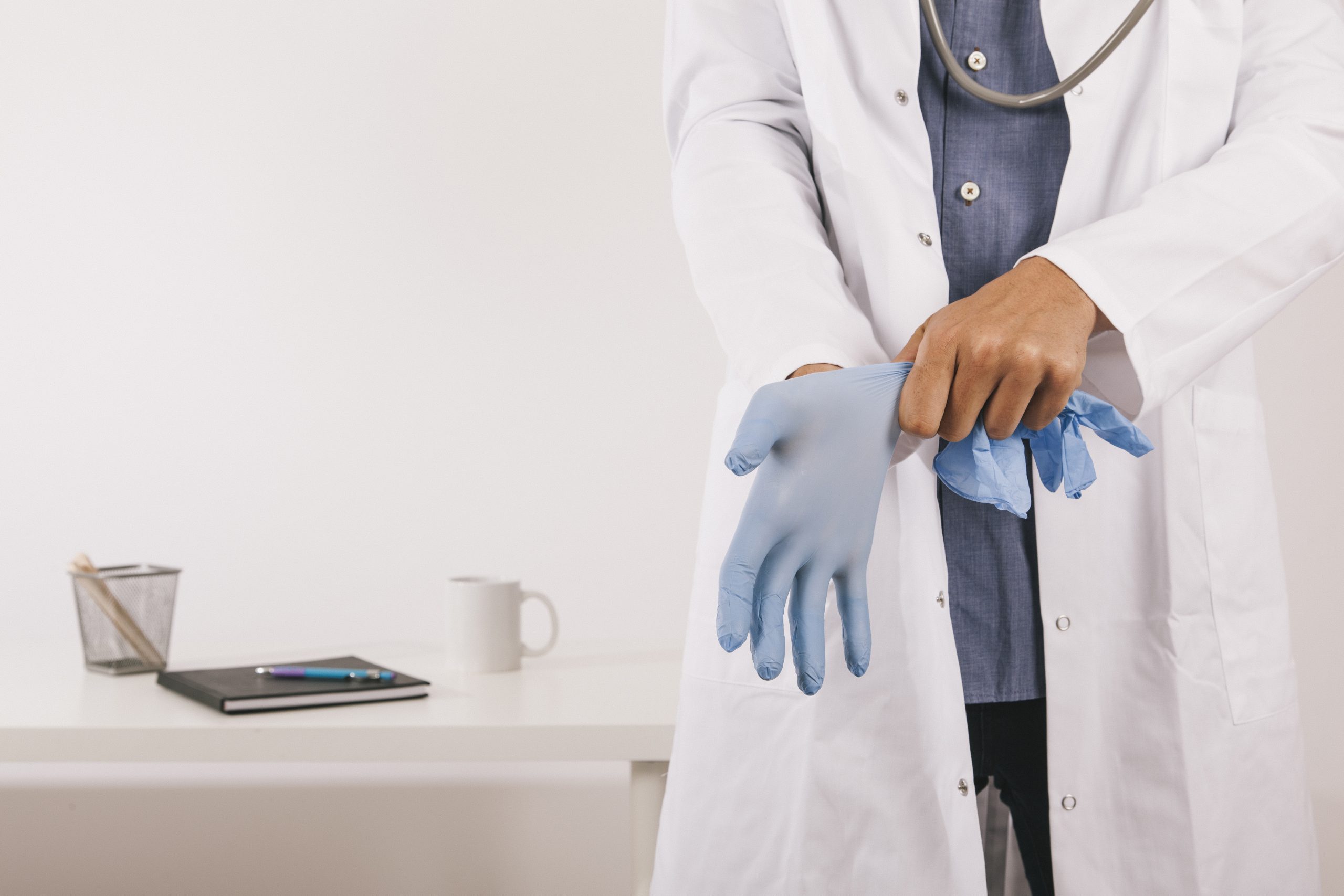 Médico preparando-se para aplicar urofill, técnica de harmonização peniana