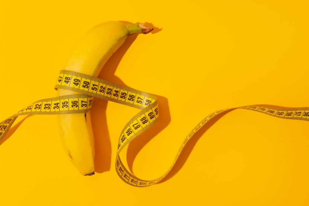 Banana com fita métrica em torno, para ilustrar o tema aumentar o pênis sem cirurgia
