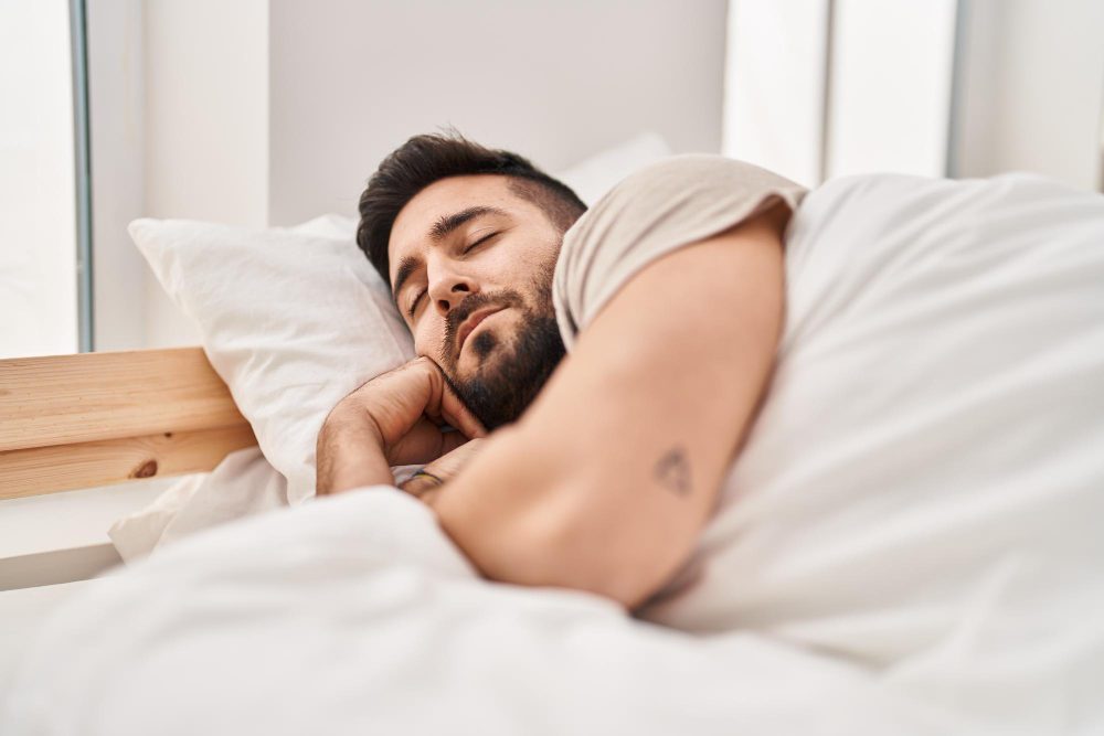 Homem descansando, tomando cuidados com sua saúde no pós-procedimento de Urofill