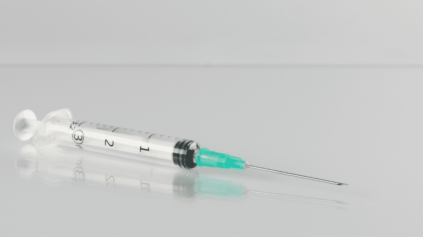 Seringa pronta para aplicação de Urofill, com benefícios e riscos