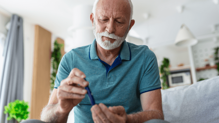 Homem de meia idade diabético medindo a glicose, lidando com a disfunção erétil