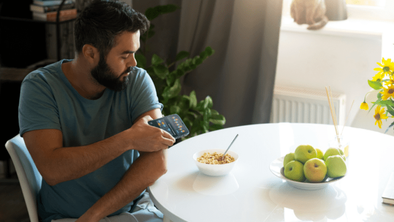 Homem diabético sentado à mesa, pensando em disfunção erétil