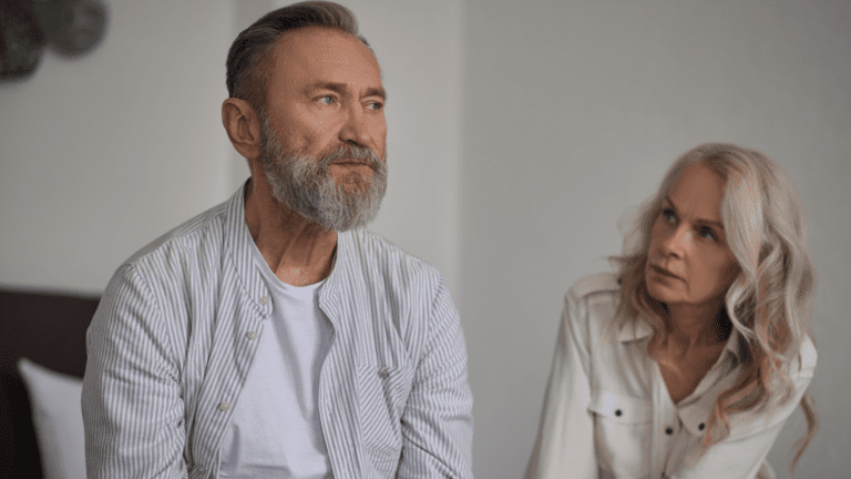 Homem de meia idade conversando com sua esposa sobre disfunção erétil em cardiopatas