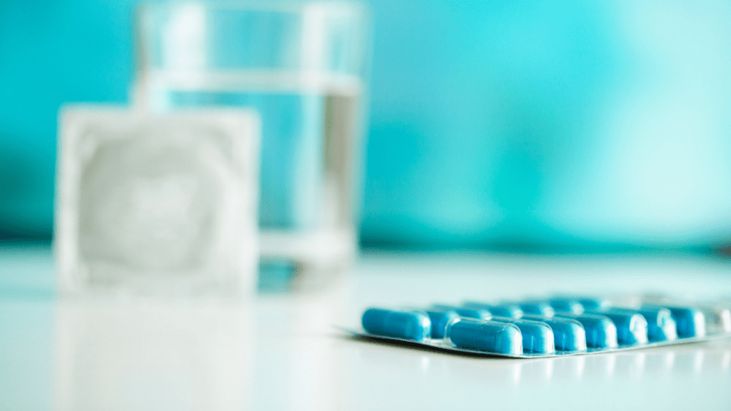 Medicamento azul sobre a mesa, para falar sobre a disfunção erétil em cardiopatas