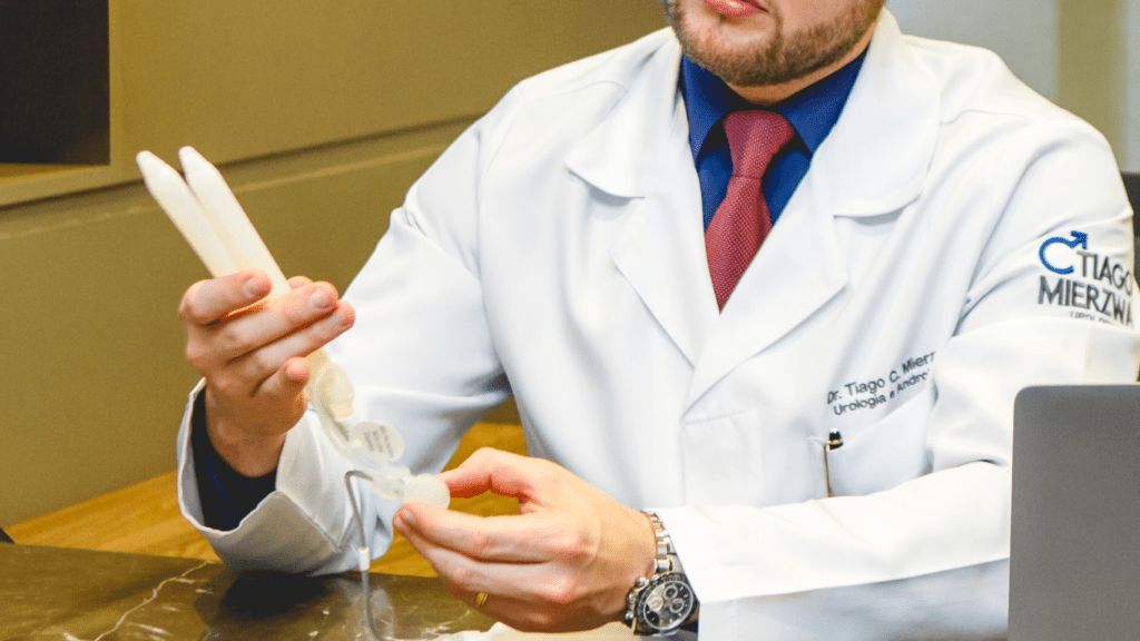 Dr. Tiago segurando uma prótese peniana, falando de opções para cardiopatas