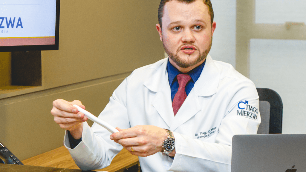 Dr. Tiago Mierzwa explicando como a prótese peniana favorece a vida sexual