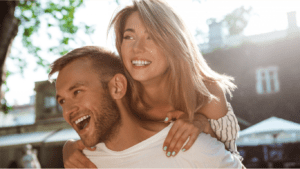 Casal feliz com o impacto do urofill na relação