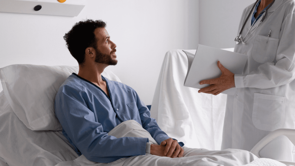 Médico orientando o paciente sobre recuperação e cuidados da prótese peniana