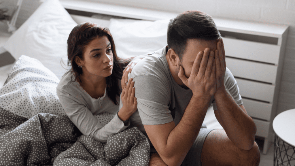 Homem sendo apoiado por sua esposa, sobre os impactos da doença de Peyronie na vida sexual