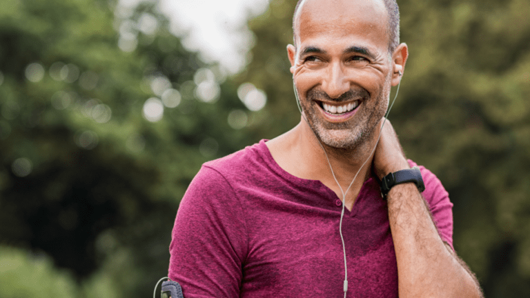 Homem sorrindo, satisfeito por conseguir manter os resultados do Urofill