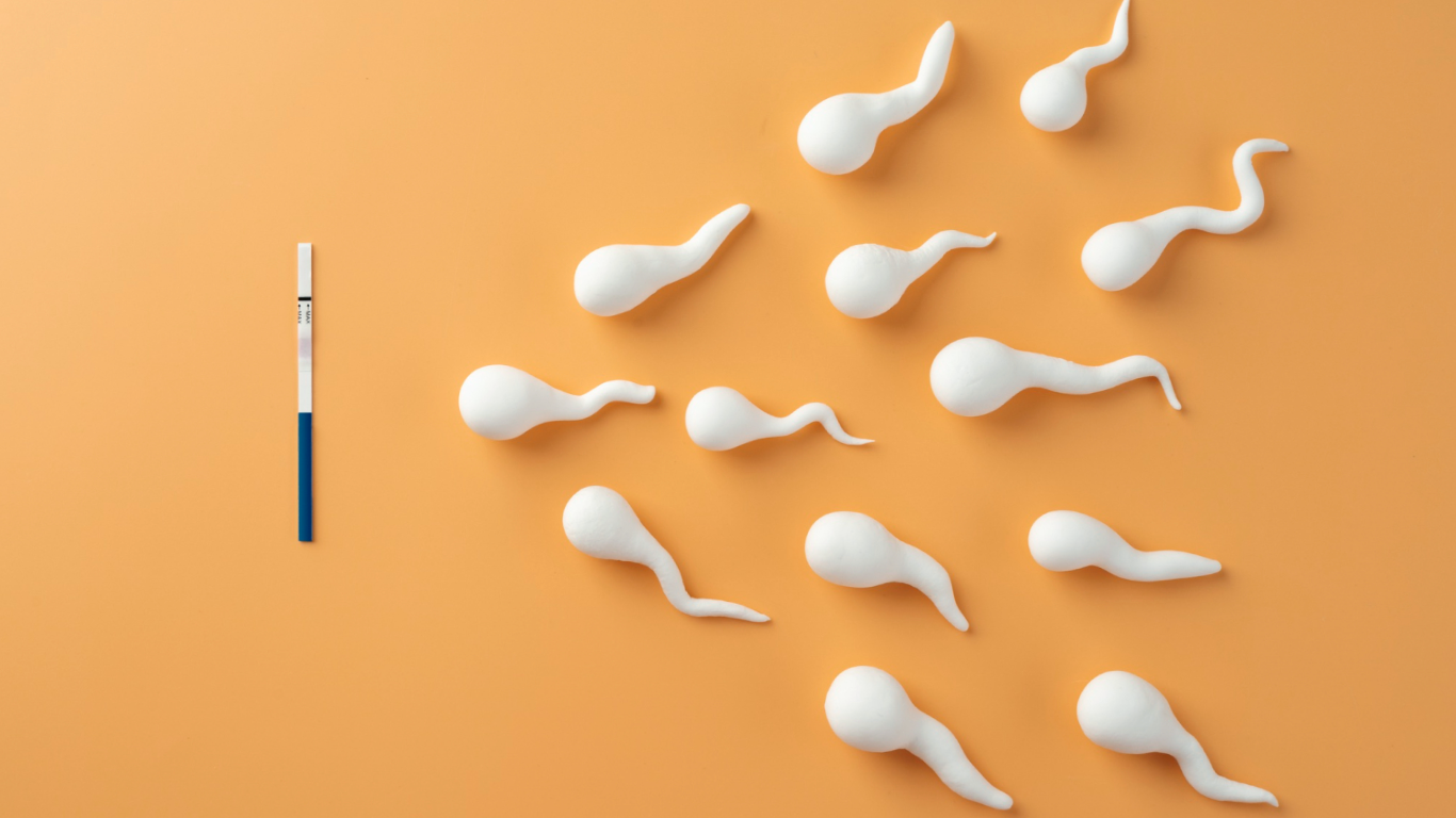 Espermatozoides indo em direção a um teste de gravidez, para falar sobre como a tecnologia contribui para a fertilidade masculina.