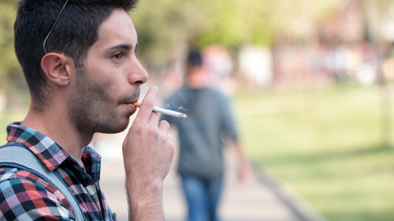Homem fumando, para falar sobre como hábitos de vida influenciam a fertilidade masculina