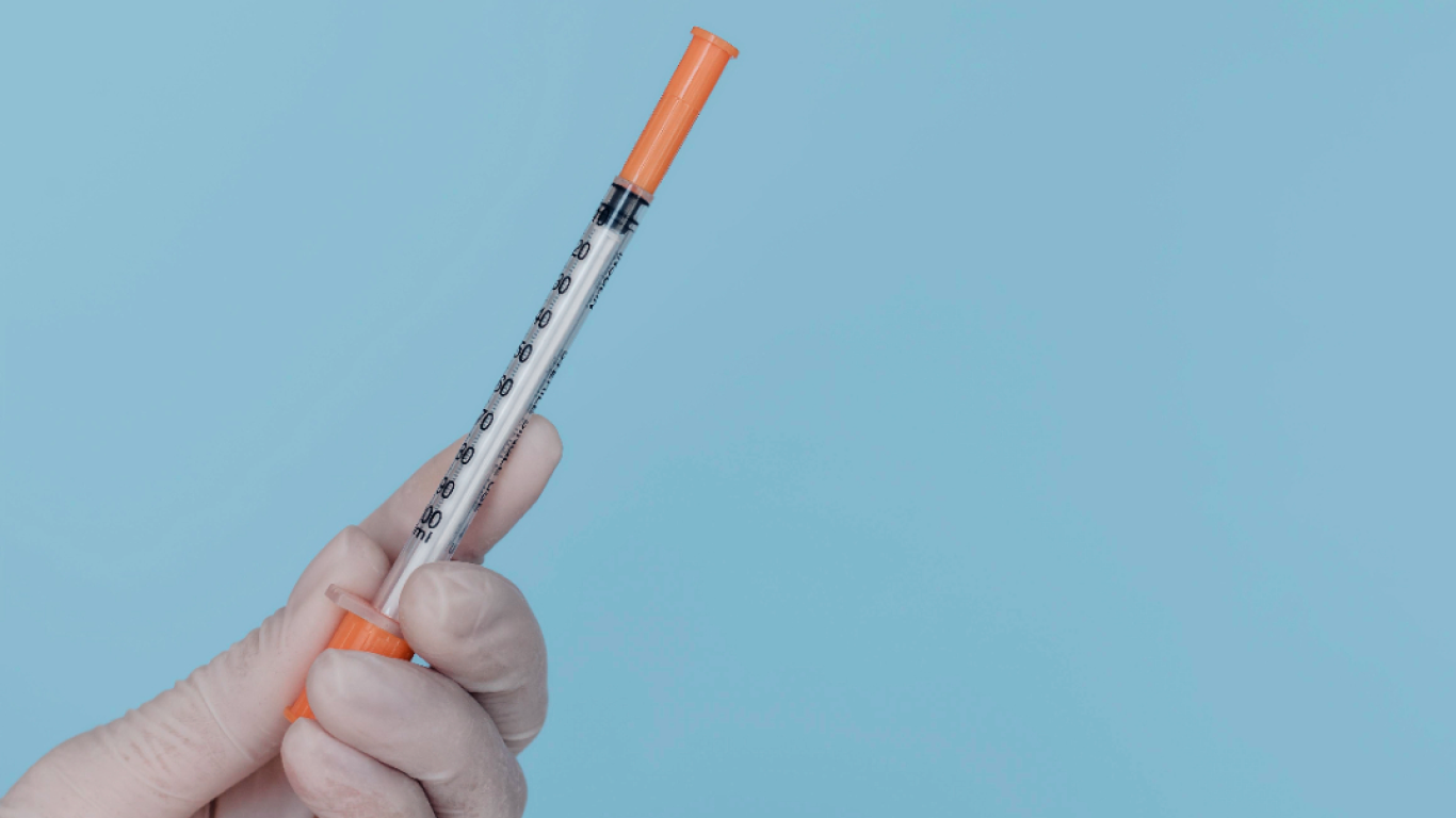 Profissional com agulha do Urofill, para falar sobre suas indicações