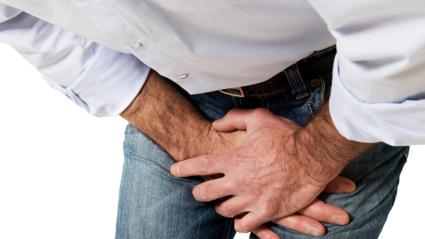 Homem sofrendo com sintomas de varicocele