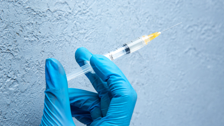 Profissional com luvas e seringa para aplicação de urofill, procedimento que oferece segurança ao paciente