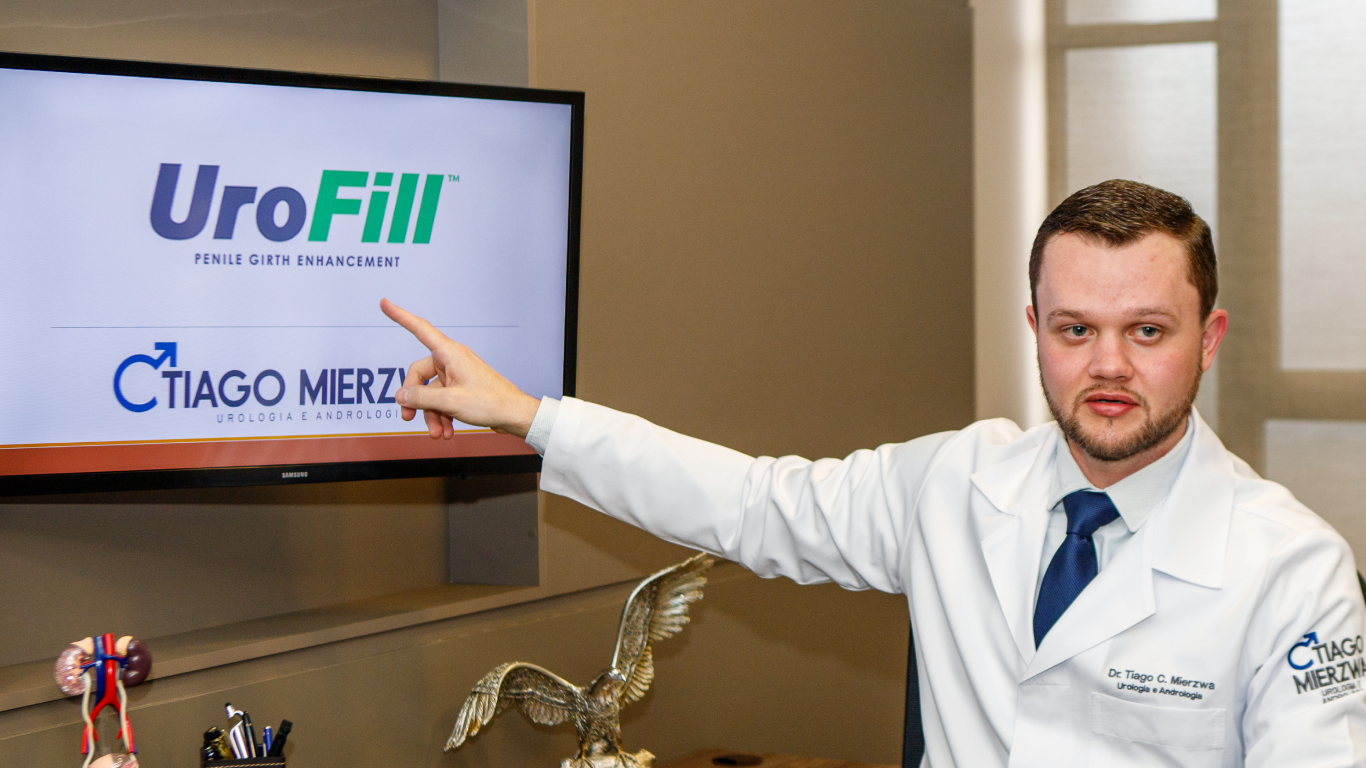 Dr. Tiago Mierzwa explicando o preenchimento peniano antes e depois