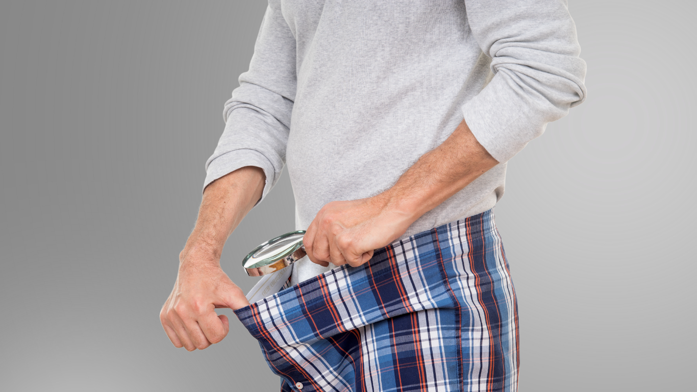 Engrossamento peniano com Urofill: Homem com lupa na mão