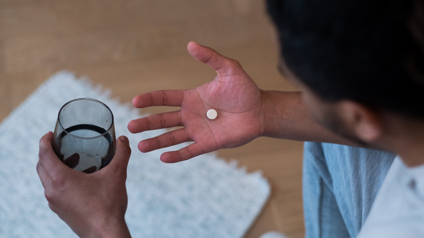 Homem tomando medicamentos para impotência sexual