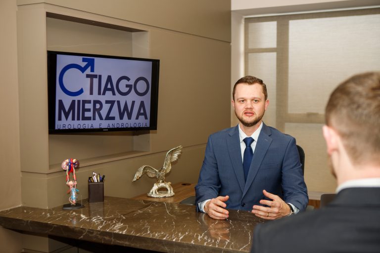 Dr. Tiago Mierzwa explicando se a doença de Peyronie tem tratamento