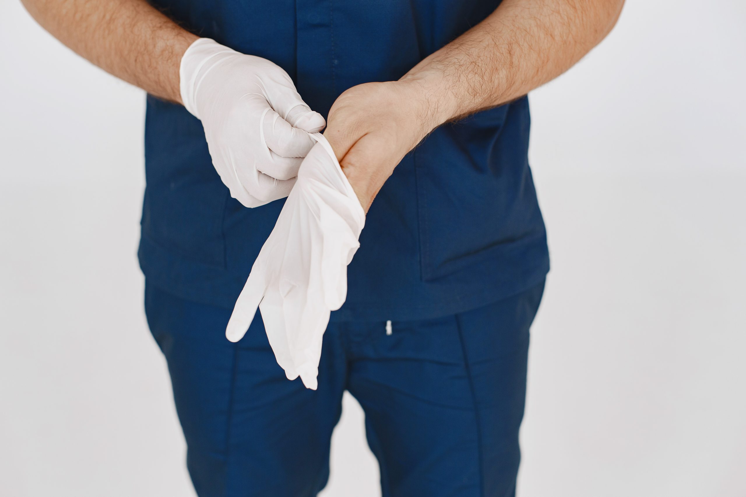 Médico colocando luvas cirúrgicas, para falar sobre como funciona a cirurgia de fimose