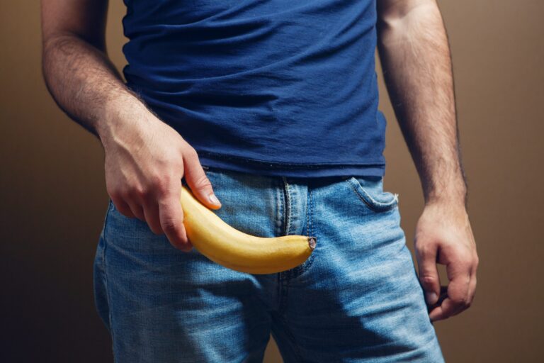 Homem com uma banana na mão, pensando se o engrossamento peniano muda a ereção