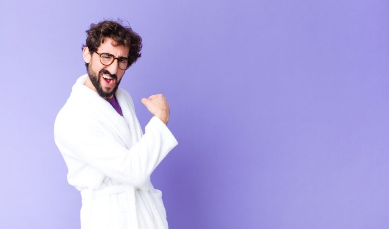 Médico pronto a explicar como funciona o engrossamento peniano.