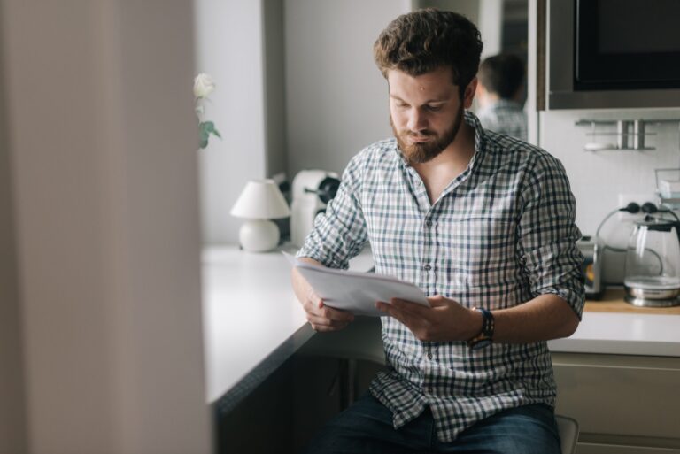 Homem lendo um documento sobre resultado do preenchimento peniano