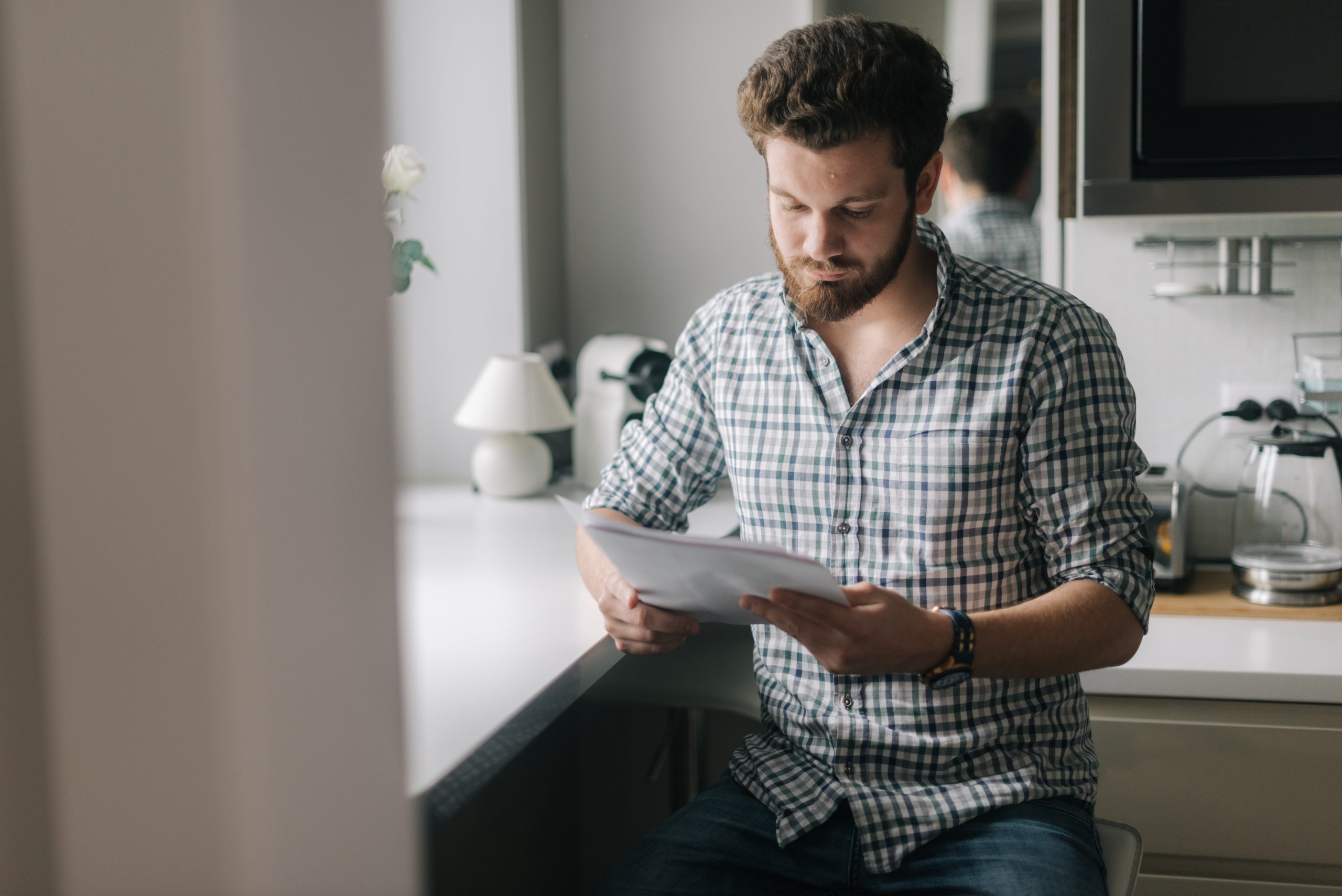 Homem lendo um documento sobre resultado do preenchimento peniano