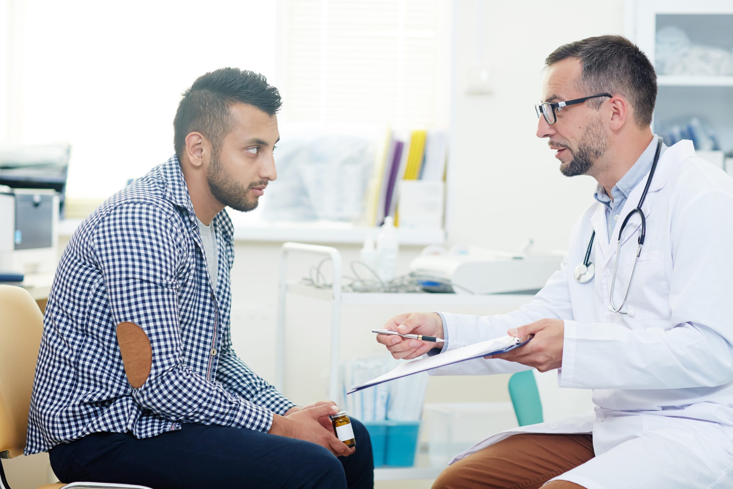 Homem questionando ao urologista se a prótese é visível por fora.