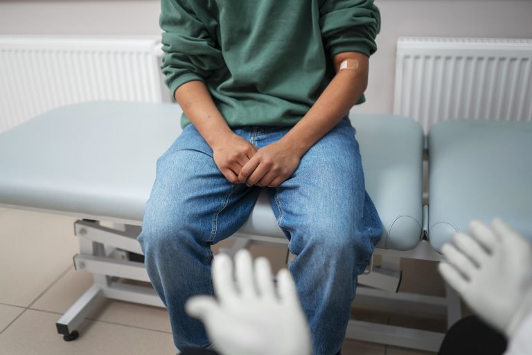 Homem consultando com urologista, preocupado com Infecções recorrentes no pênis.