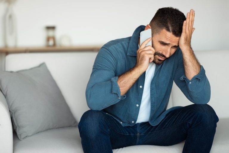 Homem conversando ao telefone sobre não conseguir manter a ereção mesmo com medicação.