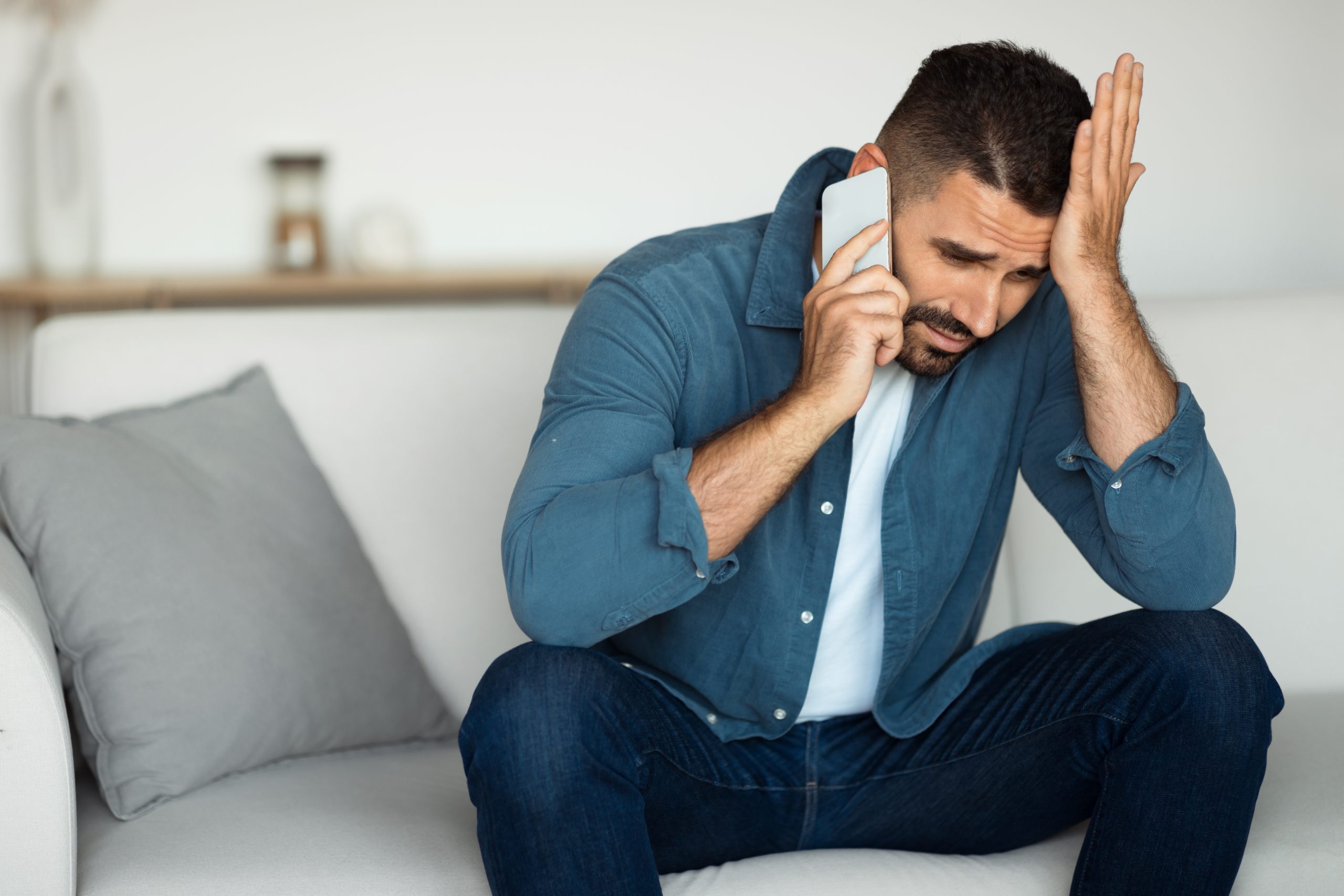 Homem conversando ao telefone sobre não conseguir manter a ereção mesmo com medicação.