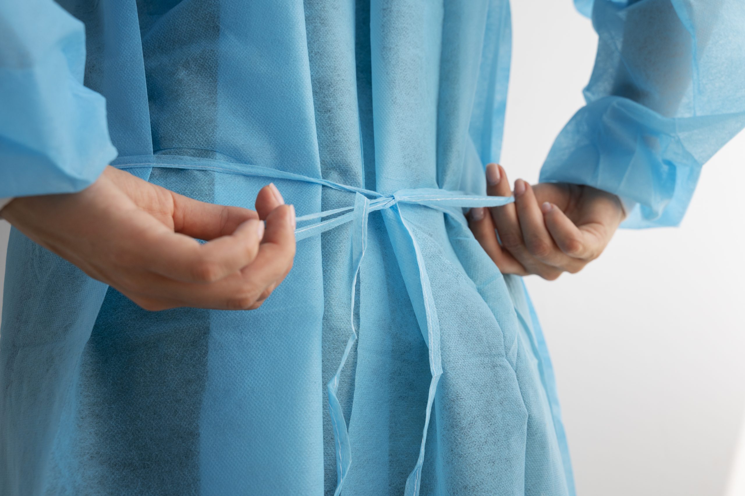 Imagem das mãos de um médico cirurgião para falar sobre ser especialista em engrossamento peniano.