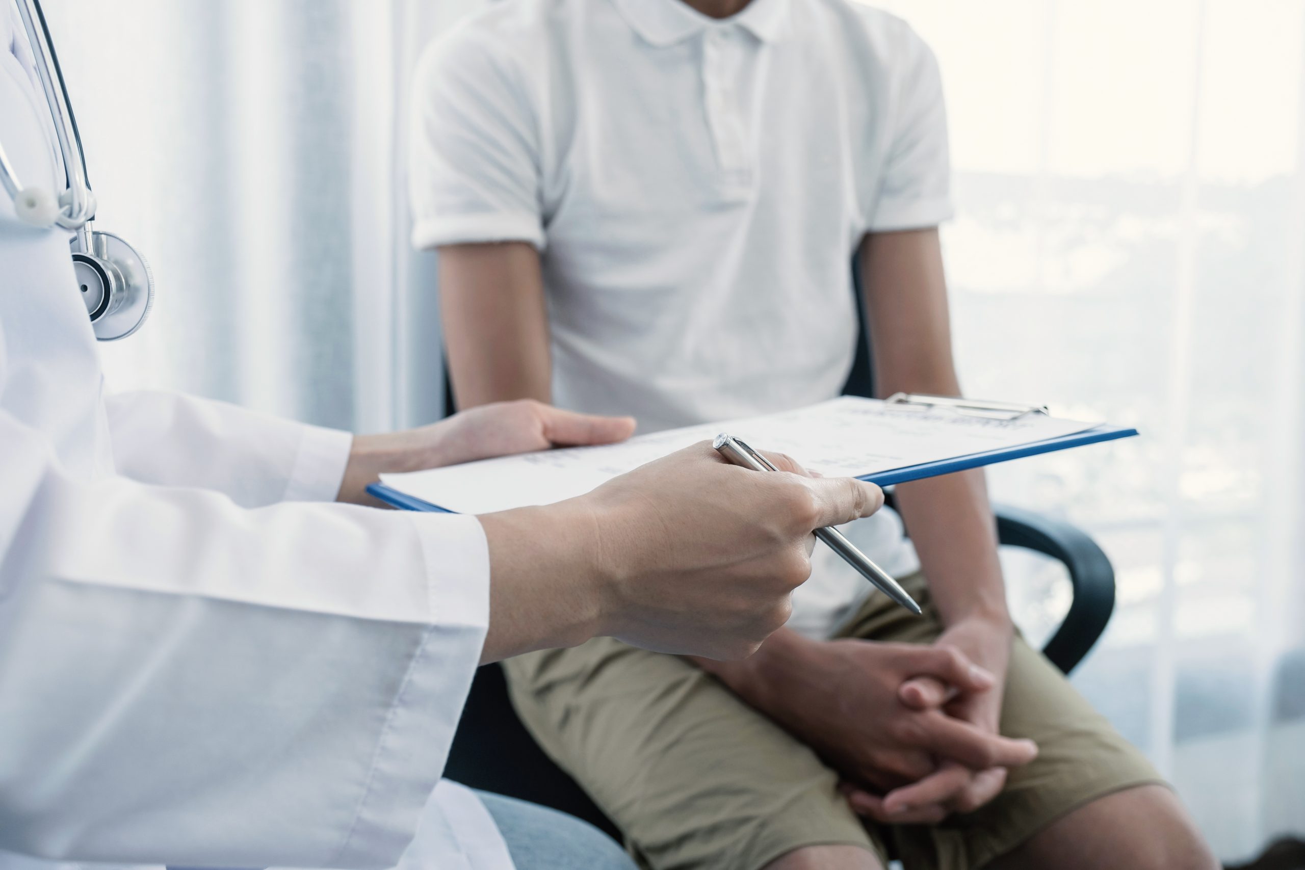 Médico eplicando ao paciente o engrossamento peniano com urofill