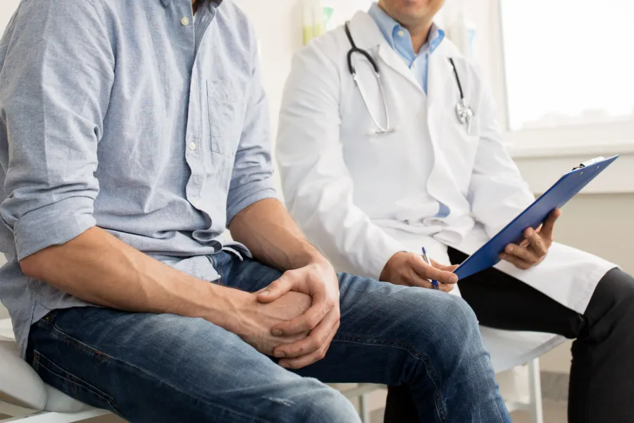 Homem em consulta no urologista