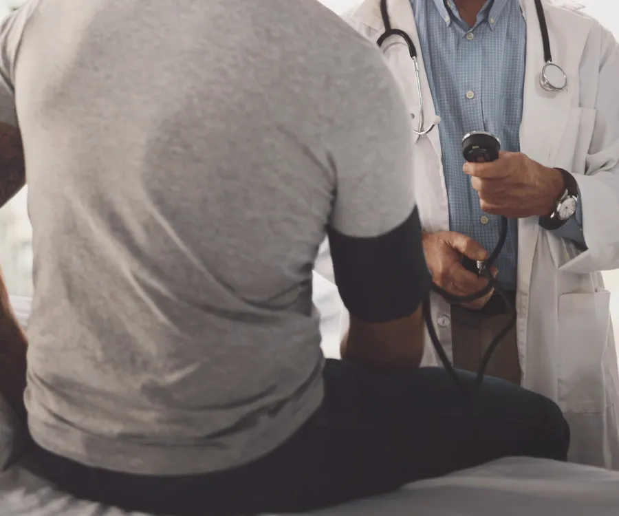 Homem com doença de Peyronie