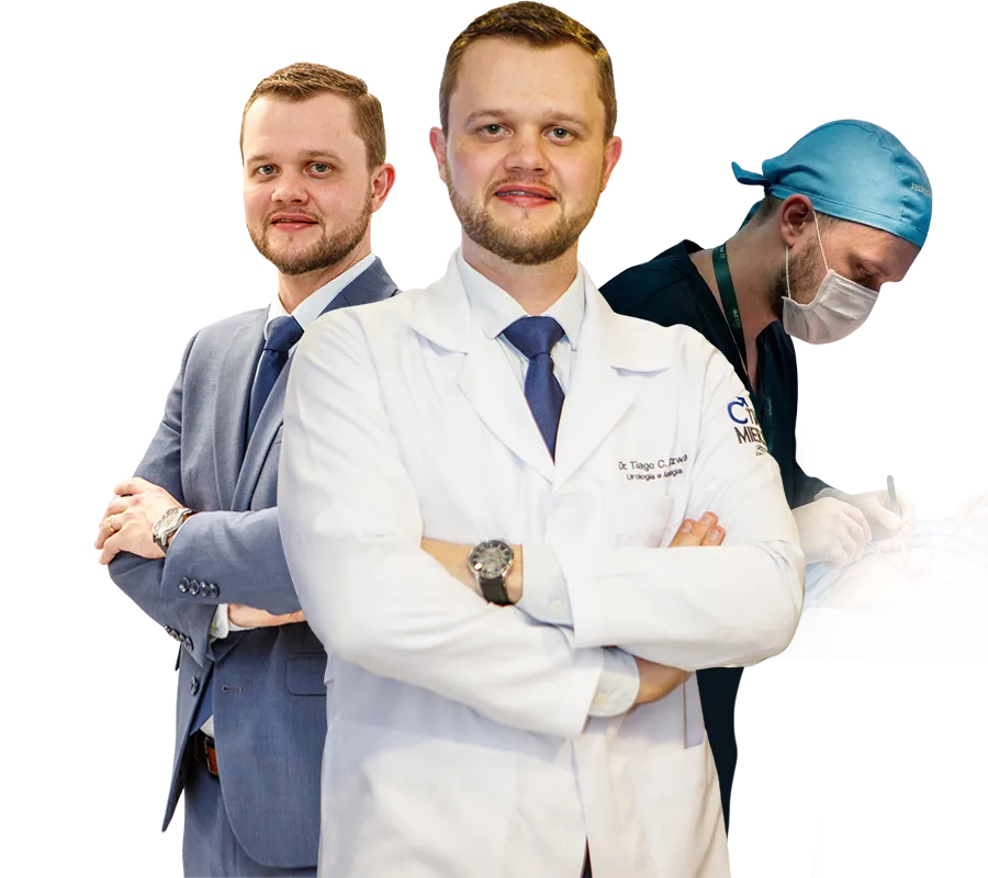 Dr. Tiago Mierzwa, urologista e andrologista em Curitiba, em seu consultório na Urocentro
